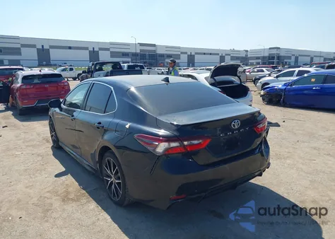 2021 Toyota Camry Se z USA, uszkodzony, nr VIN 4T1G11AK8MU560960